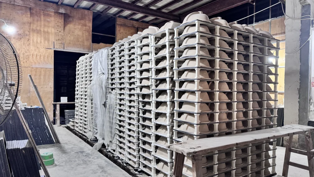 Gas-fired tunnel kiln at Chengda firing ceramic basins at 1,250 °C