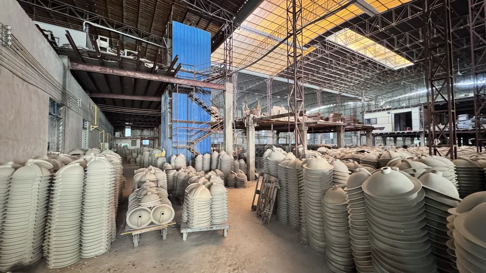 Automated production lines at Chengda moving ceramic ware between stages
